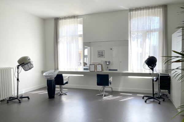 Het kapsalon in woonzorgcampus Angelahof, waar bewoners hun haar kunnen laten knippen of wassen.