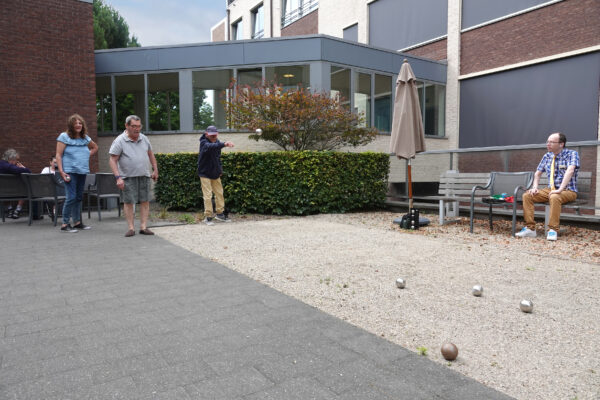 Het petanquebaan op het terras van woonzorgcentrum Bellevue, waar bewoners samen met hun familieleden een spelletje spelen.