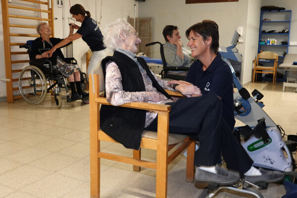 De orthopedische ruimte van woonzorgcentrum De Vlaamse Ardennen, waar een bewoner samen met een medewerker trapoefeningen doet.