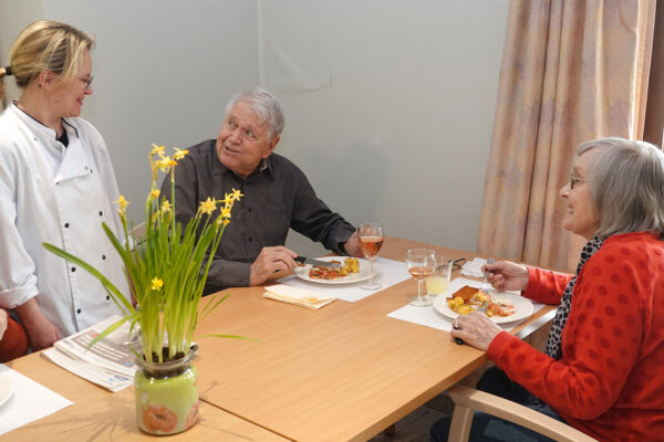 De chef-kok van woonzorgcentrum De Vlaamse Ardennen voert een gesprek met de bewoners tijdens de maaltijd.