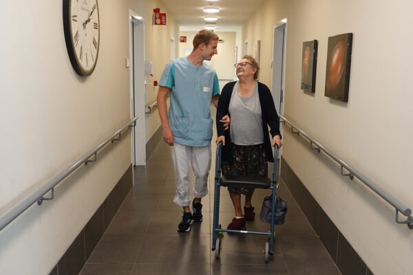 L'Arche de Vie - une dame âgée et son aide soignant dans le couleur - maison de repos Charleroi