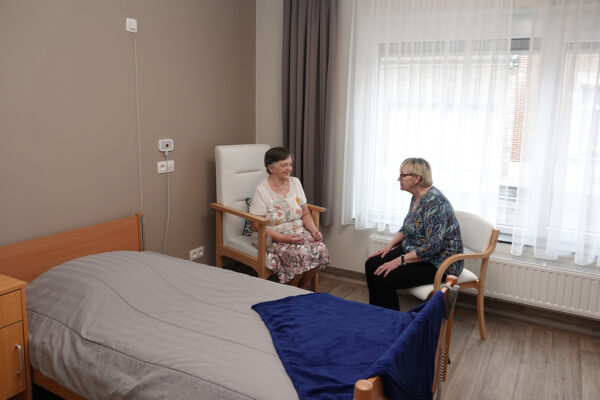 L'Arche de Vie - 2 personnes assises parlent dans la chambre - maison de repos Charleroi