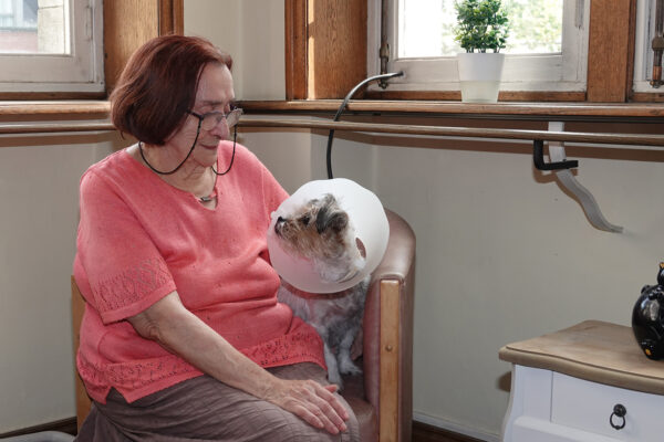 Les Jardins d'Astrid- une dame âgée avec son chien - Maison de repos Maurage
