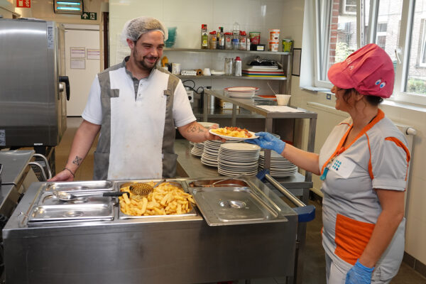 Les Jardins d'Astrid- Cuisine assiettes garnies - Maison de repos Maurage