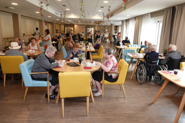 Les Jardins d'Astrid- Restaurant- les personnes âgées mangent - Maison de repos Maurage