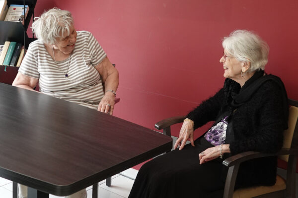 Au Bon Vieux Temps 2 femmes âgées parlent - Mont St Guibert