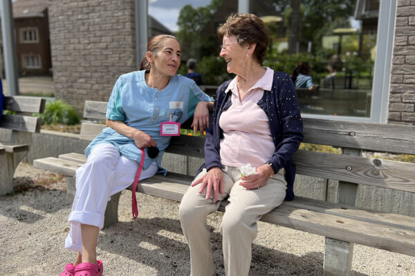 Au Bon Vieux Temps Jardin 2 personnes parlent sur un banc Maison de repos - Mont St Guibert
