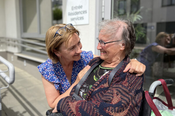 Au Bon Vieux Temps 2 personnes parlent dehors Maison de repos - Mont St Guibert