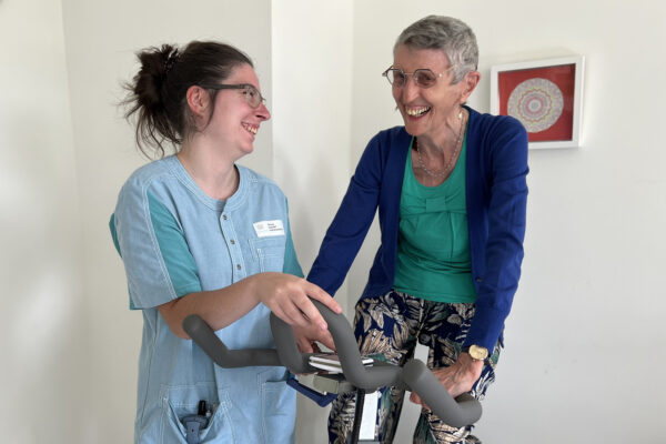 Au Bon Vieux Temps kiné femme âgée sur vélo d'appartement Maison de repos - Mont St Guibert