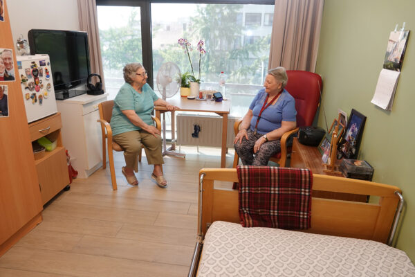 Aux 2 Parcs - Chambre avec 2 personnes âgées assises maison de repos - Jette