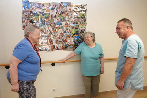 Aux 2 Parcs - 3 personnes devant un panneau de photos maison de repos - Jette