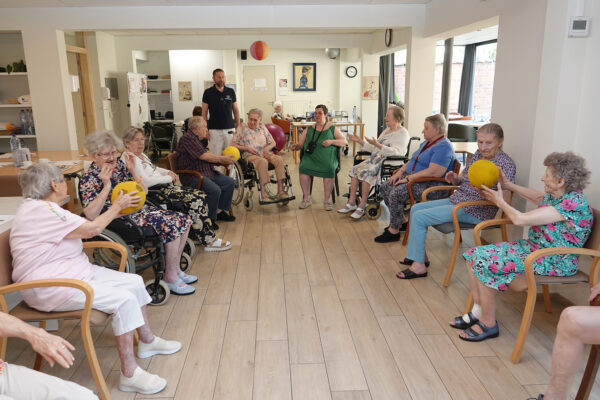 Aux 2 Parcs - Groupe qui joue au ballon maison de repos - Jette