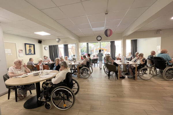 Aux 2 Parcs - Restaurant groupe de personnes assises maison de repos - Jette