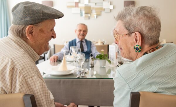 Mélopée Restaurant - personnes âgées assises - maison de repos - Bruxelles