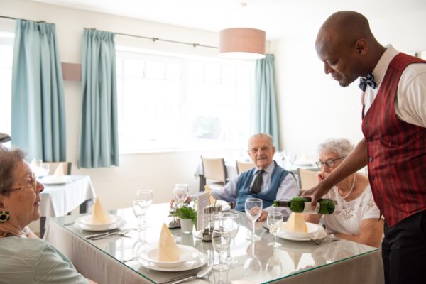 Mélopée Restaurant - service du vin avec personnes âgées assises - maison de repos - Bruxelles