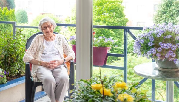 Mélopée Balcon fleuri avec dame âgée maison de repos - Bruxelles