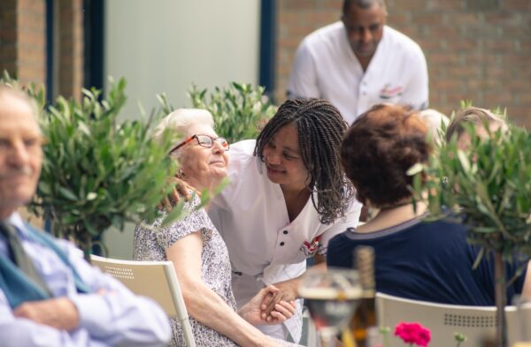 Mélopée Terrasse -personnes assises- maison de repos - Bruxelles
