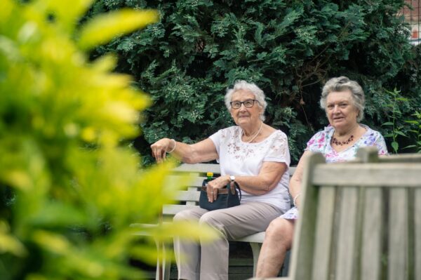 Mélopée Jardin - 2 personnes parlent -maison de repos - Bruxelles