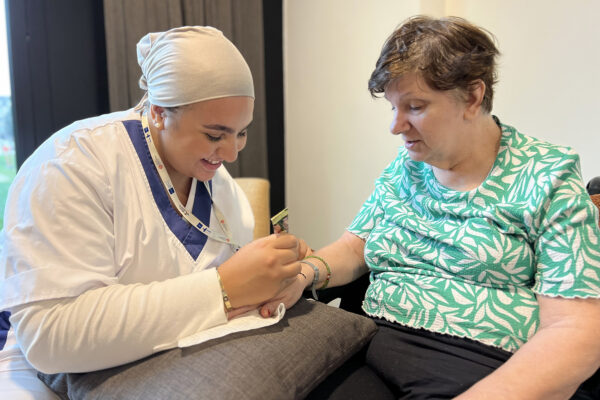 Saphir 2 personnes en cours d'un tatoo au henné maison de repos - Laeken Bruxelles