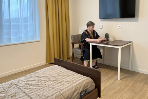 Saphir Chambre avec une personne assise qui lit maison de repos - Laeken Bruxelles