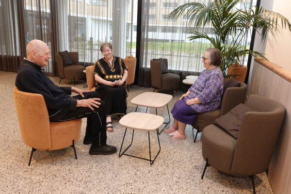 Saphir 3 personnes parlent -Résidences services - Laeken Bruxelles