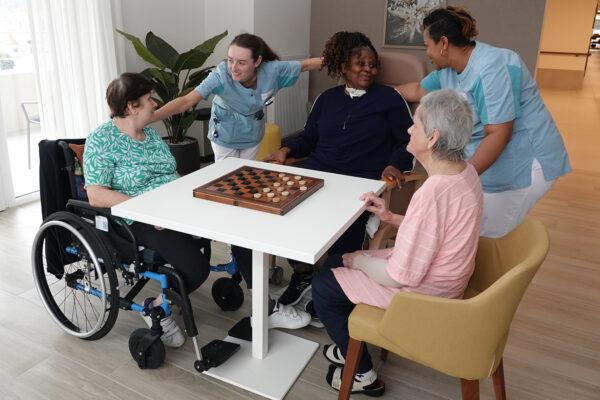 Saphir groupe joue au jeu de dames maison de repos - Laeken Bruxelles