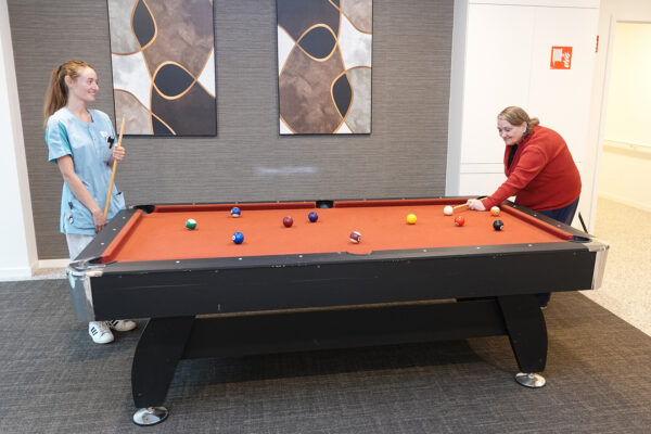 Saphir 2 personnes jouent au billard maison de repos - Laeken Bruxelles