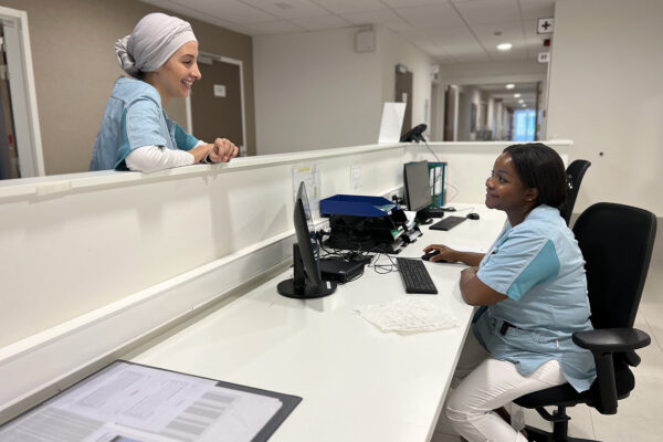 Saphir accueil 2 personnes parlent maison de repos - Laeken Bruxelles