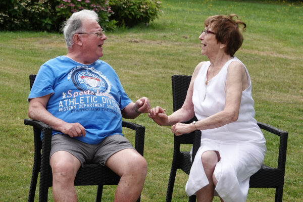 Paloke - Jardin conversation entre 2 personnes -maison de repos - Bruxelles
