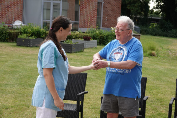 Paloke - Jardin conversation entre 2 personnes -maison de repos - Bruxelles