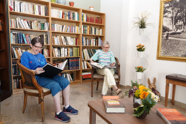 Paloke - Bibliothèque 2 personnes lisent- maison de repos - Bruxelles