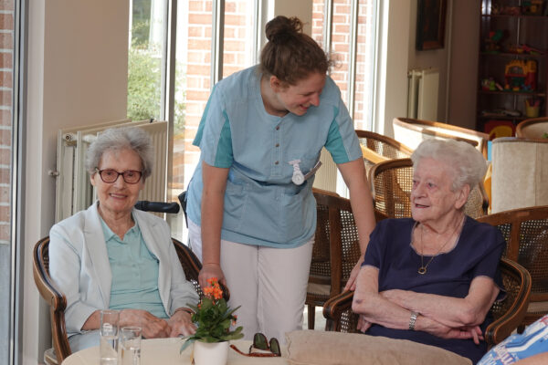 Paloke - Conversation entre personnes - maison de repos - Bruxelles