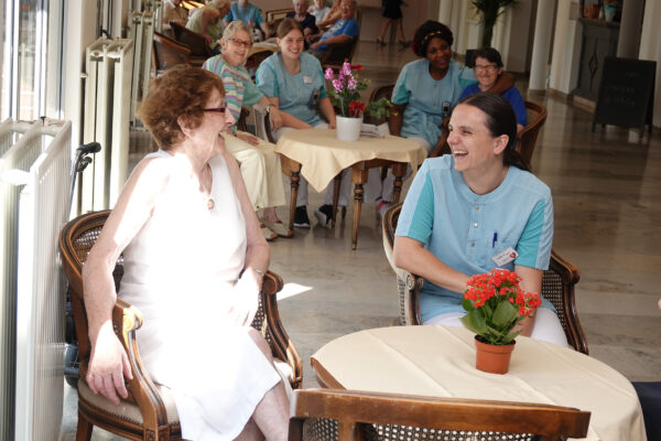 Paloke - conversation entre personnes -maison de repos - Bruxelles