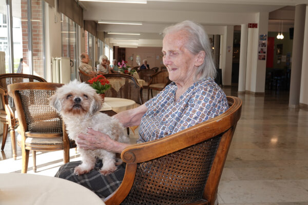 Paloke - femme âgée avec son chien - maison de repos - Bruxelles