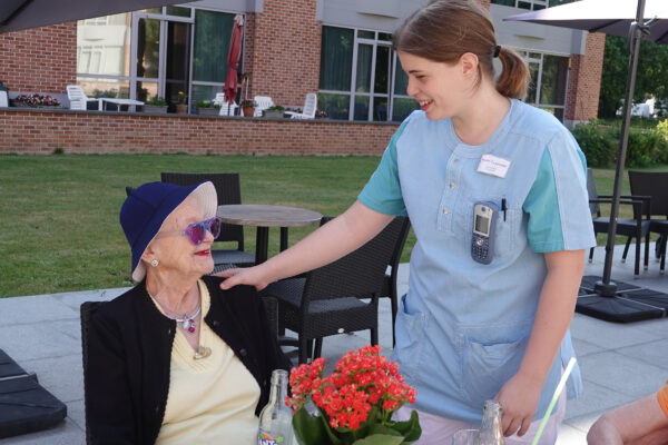 Paloke - Terrasse conversation entre 2 personnes -maison de repos - Bruxelles