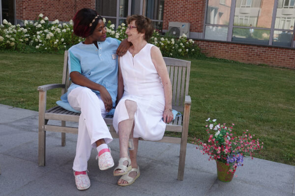 Paloke - Jardin conversation entre 2 personnes -maison de repos - Bruxelles