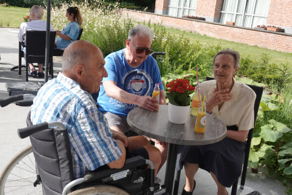 Paloke - Jardin conversation entre 2 personnes -maison de repos - Bruxelles
