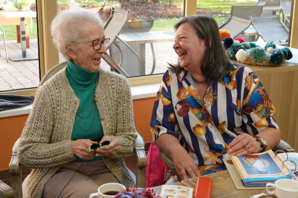 Les Pléiades - 2 femmes assises rient- Maison de repos - Woluwe St Lambert