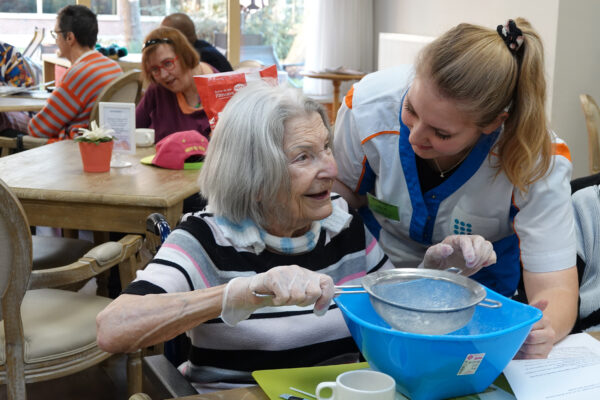 Les Pléiades - Activité culinaire pour une femme âgée - Maison de repos - Woluwe St Lambert
