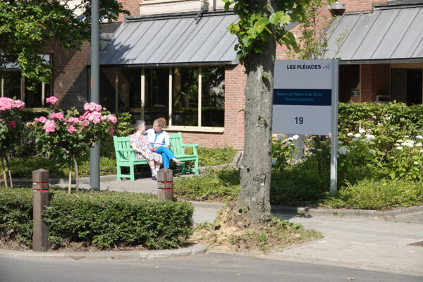 Les Pléiades - Façade zoom sur Maison de repos - Woluwe St Lambert personnes assises