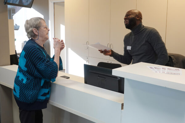 Les Pléiades - Accueil - 2 personnes parlent Maison de repos - Woluwe St Lambert