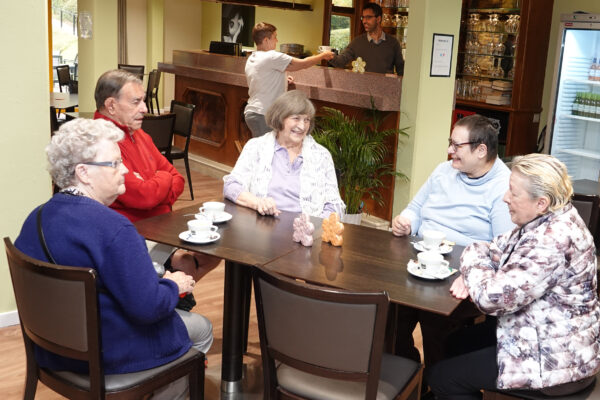 Romana - Brasserie personnes assises maison de repos - Bruxelles