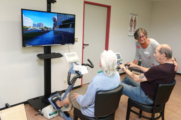 Romana - salle de gym avec personnes âgées sur vélo d'appartement -maison de repos - Bruxelles