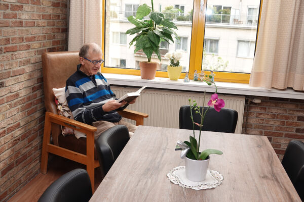 Romana - une personne âgée lit maison de repos - Bruxelles