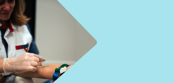 Home Care verpleegkundige voert een verpleegkundige handeling uit