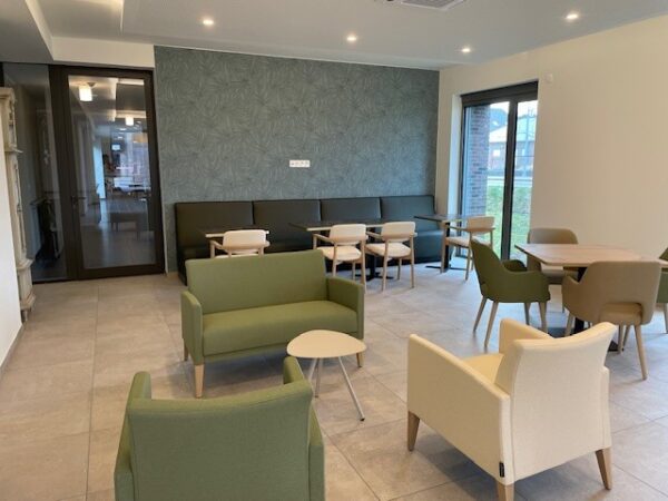 Een close-up van de stoelen en sofa's in het Grand Café van woonzorgcentrum De Ravestein.