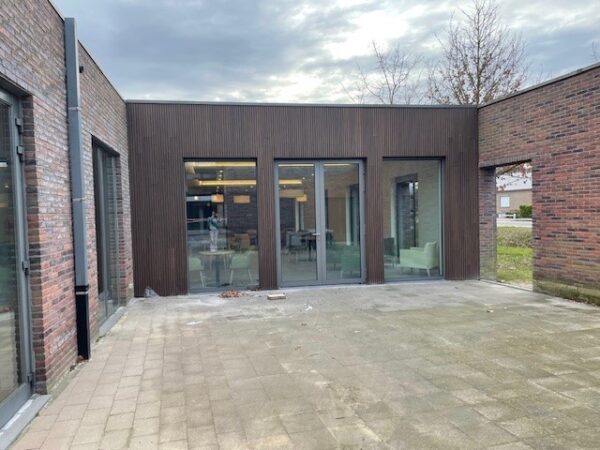 Het buitenpleintje bij woonzorgcentrum Ravestein, met toegang tot het Grand Café.
