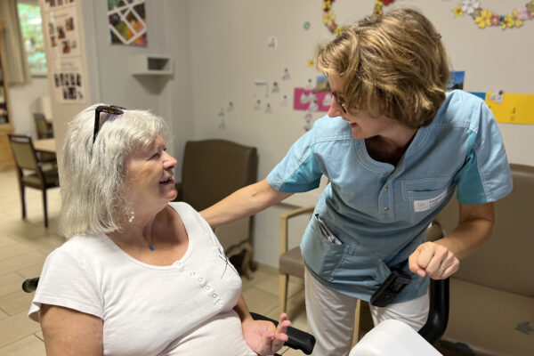Le Chenoy - Salle de kiné 2 personnes parlent - maison de repos Ottignies