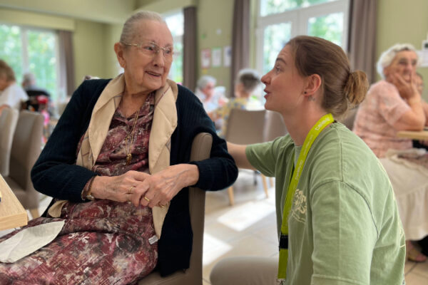 Le Chenoy - 2 personnes parlent assises maison de repos Ottignies