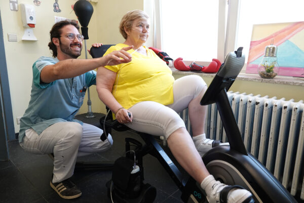 Le Cocon Salle de kiné femme sur vélo- Résidence neuropsychiatrique - Namur